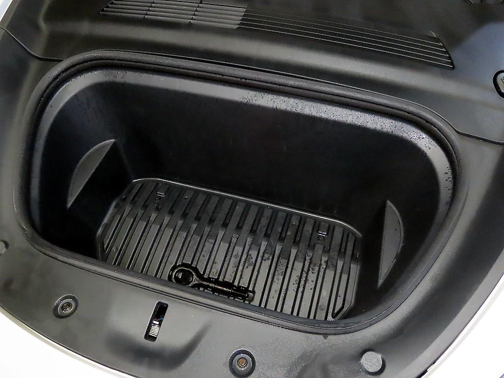 Tesla Model Y AWD 롱 레인지 - 19