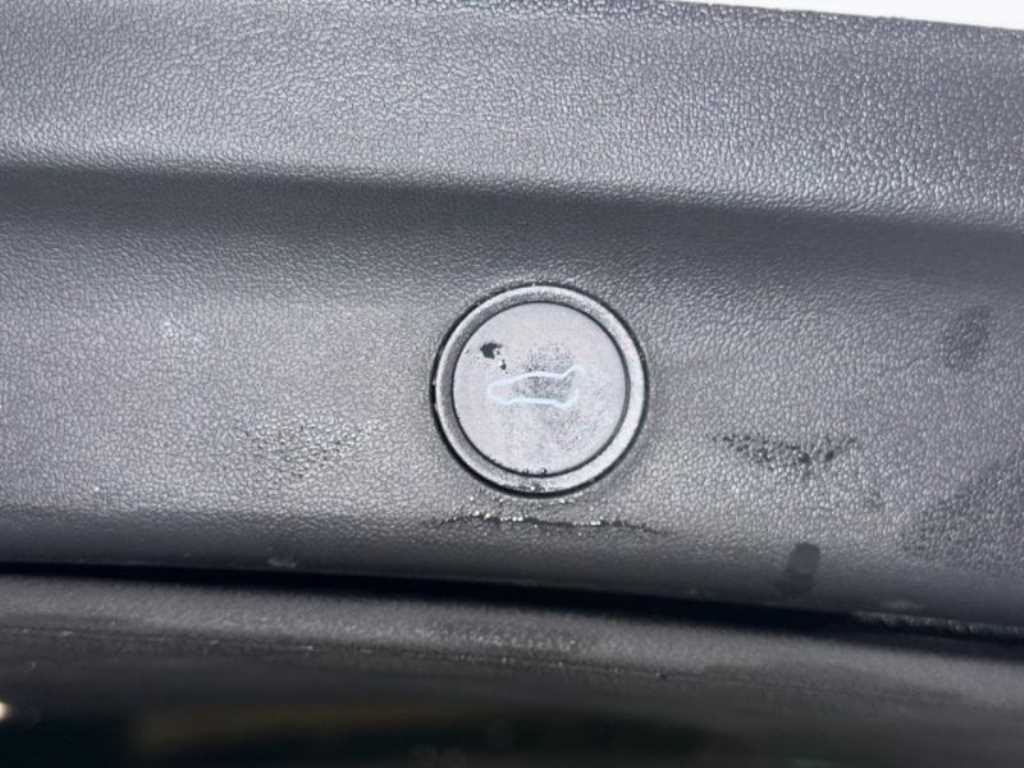 Tesla Model Y AWD 롱 레인지 - 18