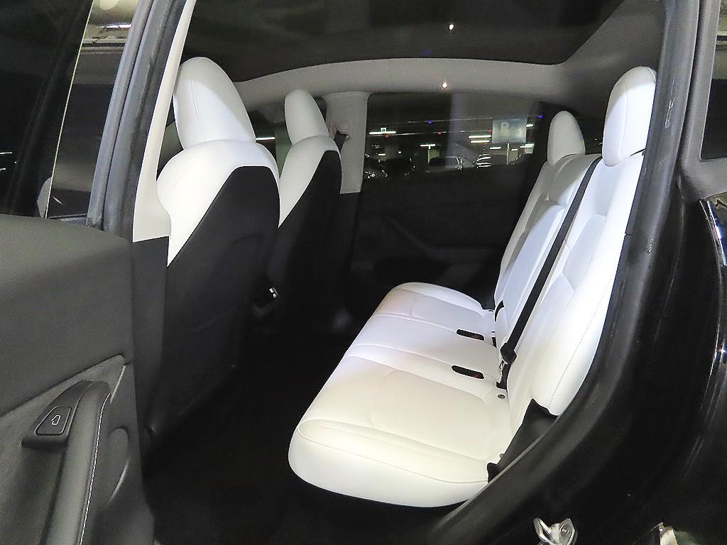 Tesla Model Y RWD - 7