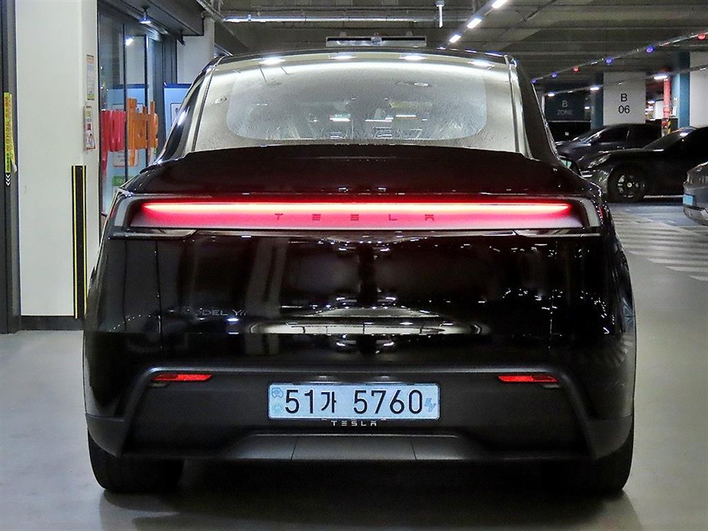 Tesla Model Y AWD L - 5