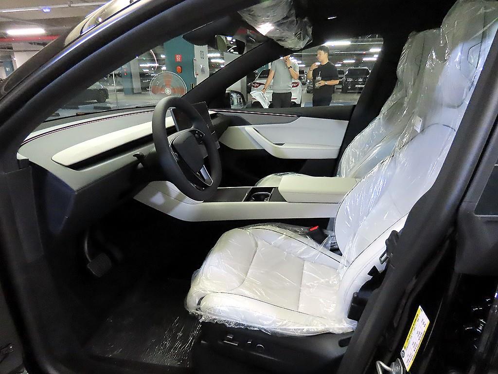 Tesla Model Y AWD L - 6