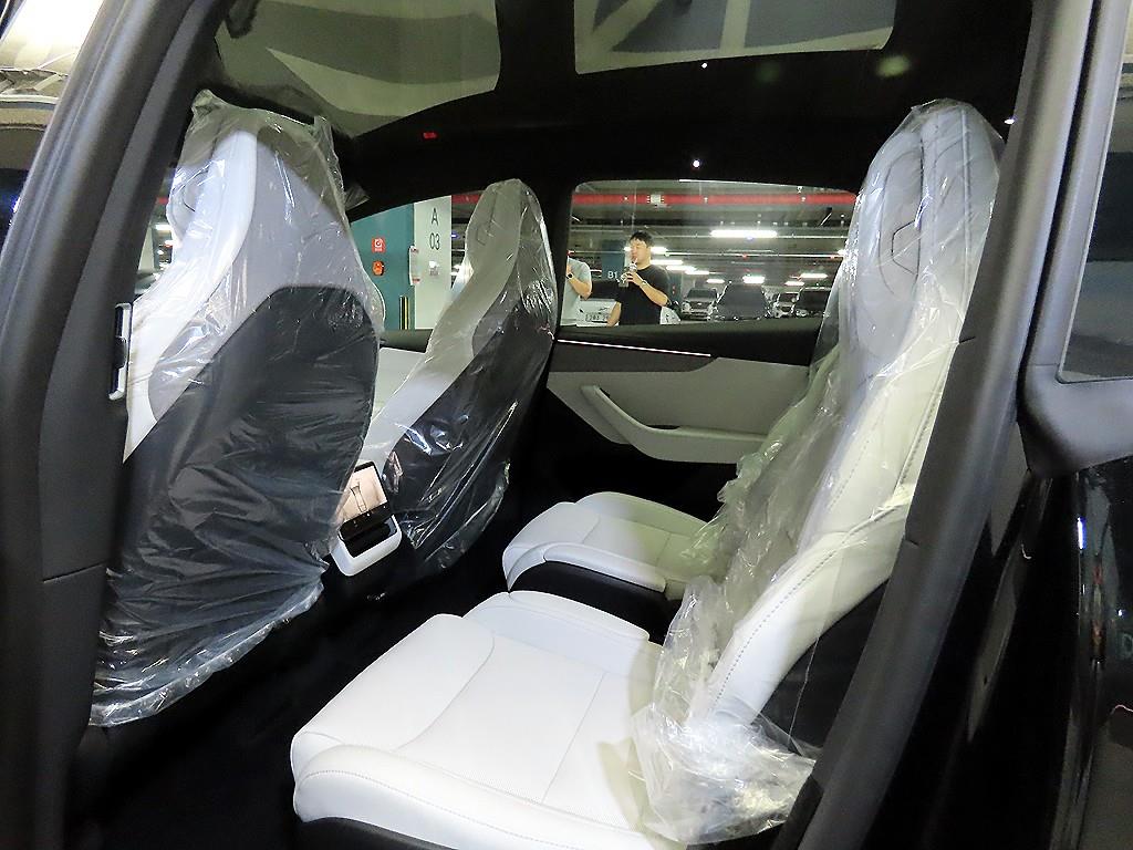Tesla Model Y AWD L - 7