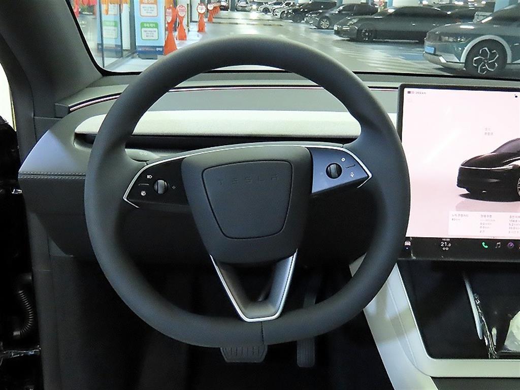 Tesla Model Y AWD L - 8