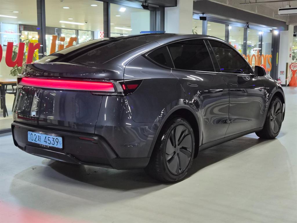 Tesla Model Y RWD - 4
