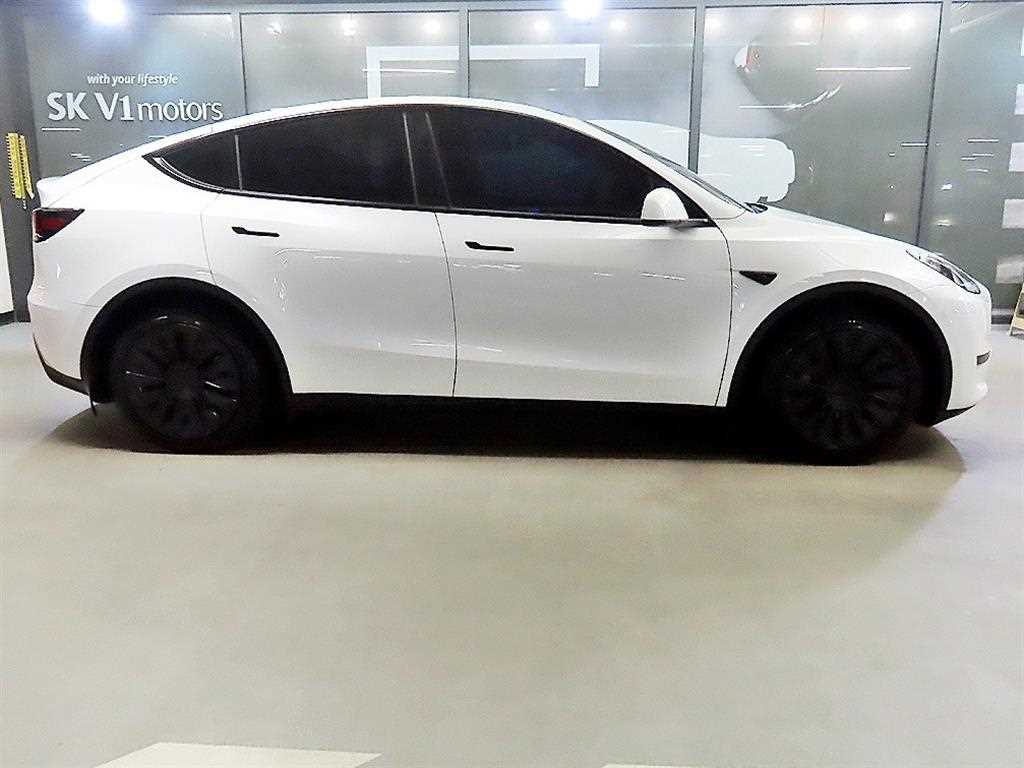 Tesla Model Y RWD - 3