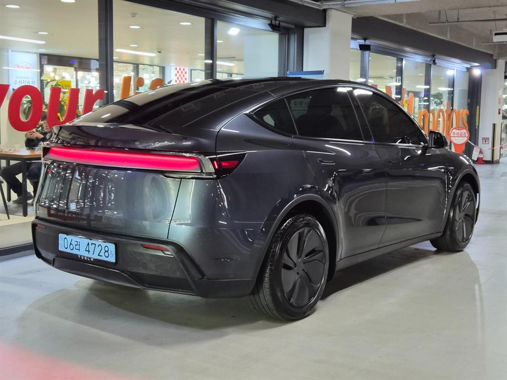 Tesla Model Y RWD - 4