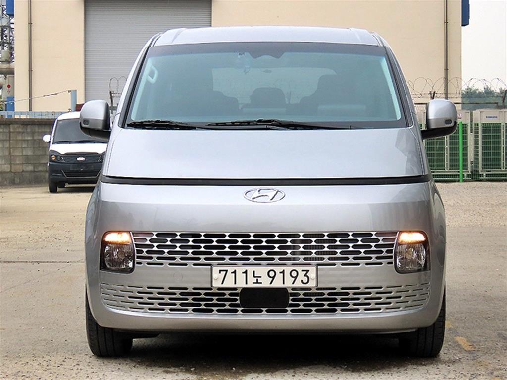 Exterior photo of the 2022 Hyundai Staria, VIN ...018803