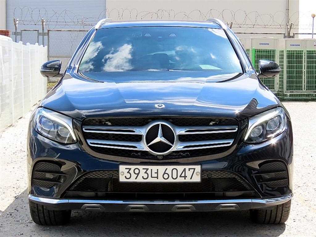 Exterior photo of the 2019 Mercedes-Benz GLC 300 4MATIC, VIN ...671761