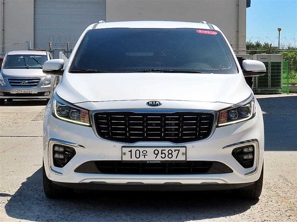 Exterior photo of the 2019 Kia Carnival, VIN ...579024