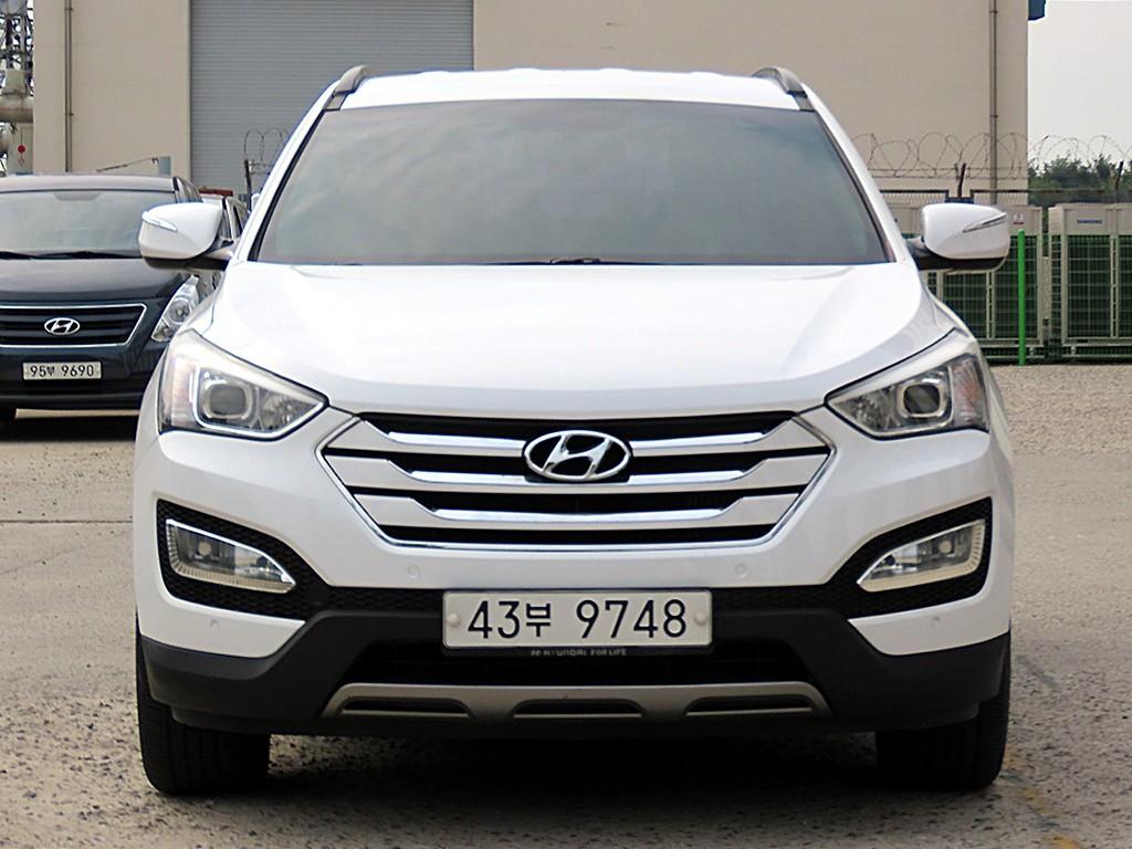 Front view of 2013 Hyundai Santa Fe, VIN …174204