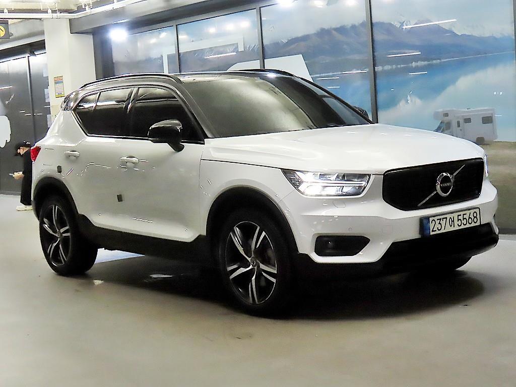 볼보 XC40 2.0 B4 AWD R 디자인